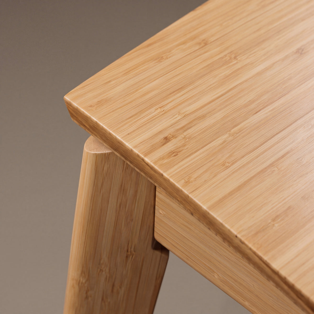 Currant 2.0 dining table in Caramelized