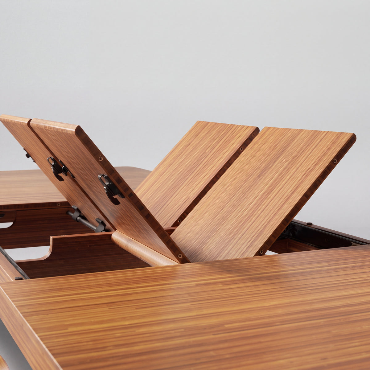 Erikka dining table in Amber