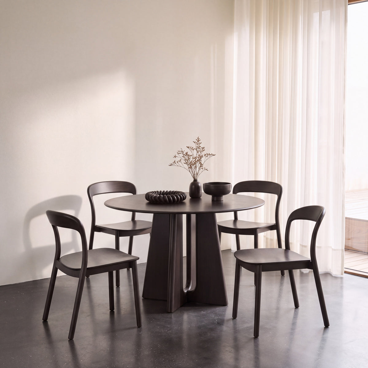 Luna dining table in Caviar
