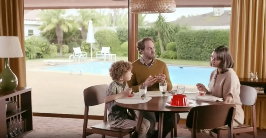 Scene from the Jell-O "Thinker" TV spot, 2014, at a dining table